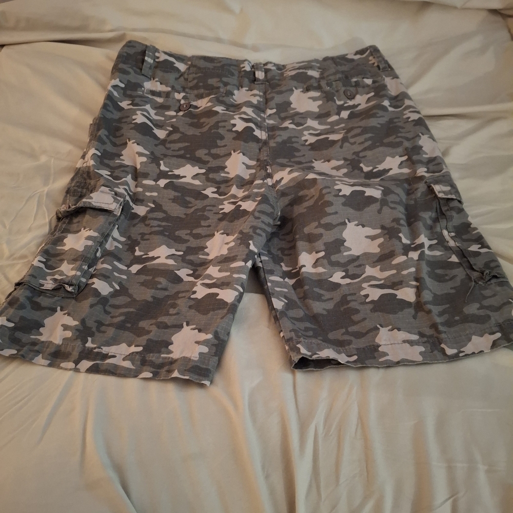 G & M Men's Camouflage Cargo Shorts - Picture 8 of 10